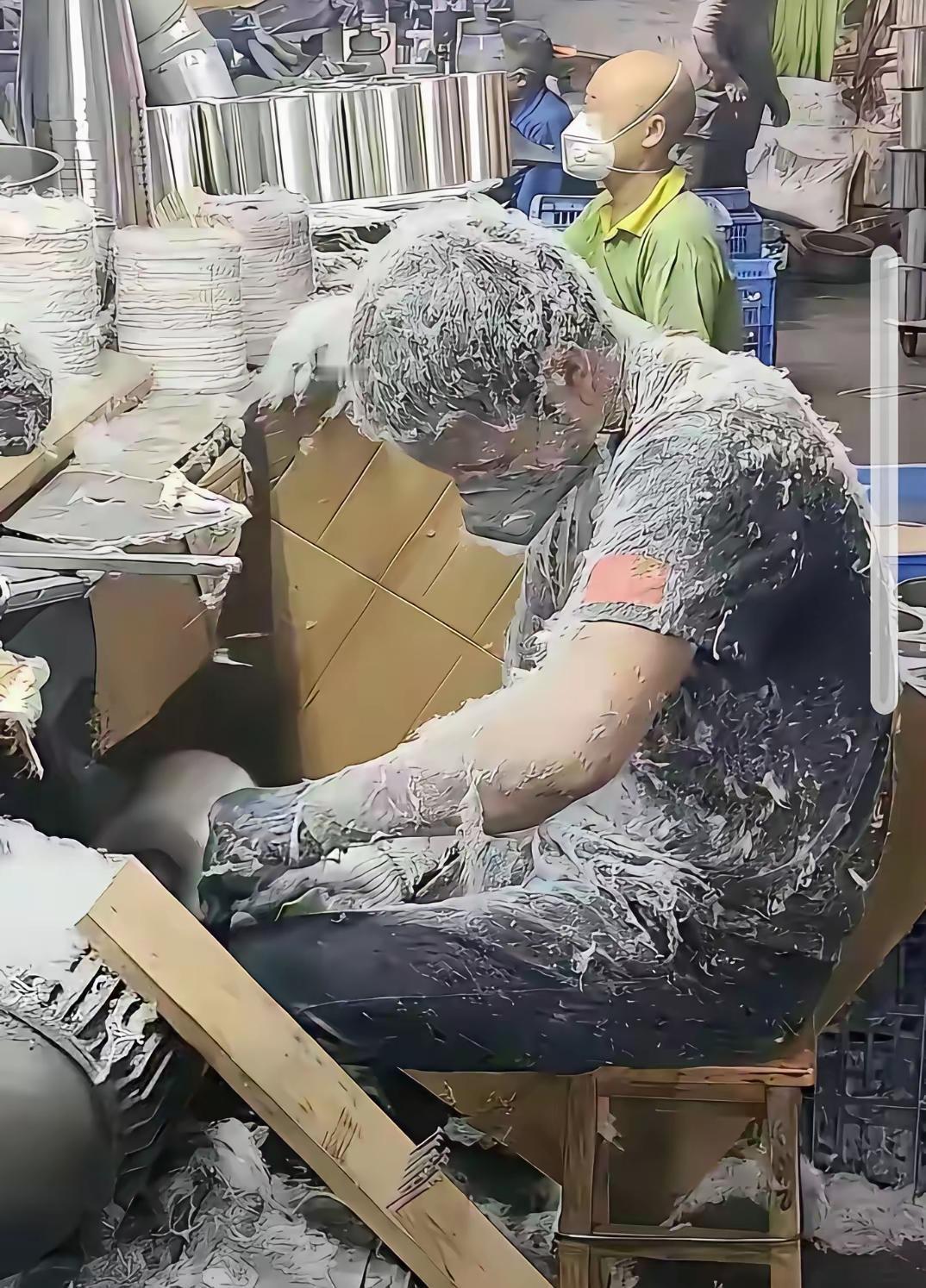 看到这张打工人的图片，很多人都不敢相信，怎么还会有这么恶劣的工作环境？在这种工作