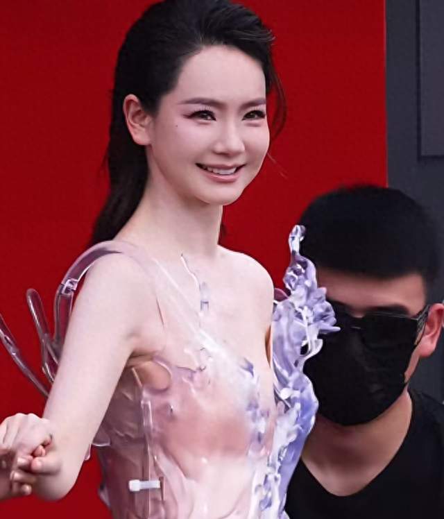 戚薇芭莎惊艳出圈，这套礼服却没法正常走路