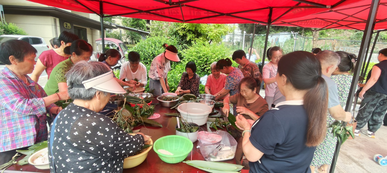 在恩施州宣恩县碧桂园小区，联通联合碧桂园物业搞了一场包粽子活动，业主们围在一起，