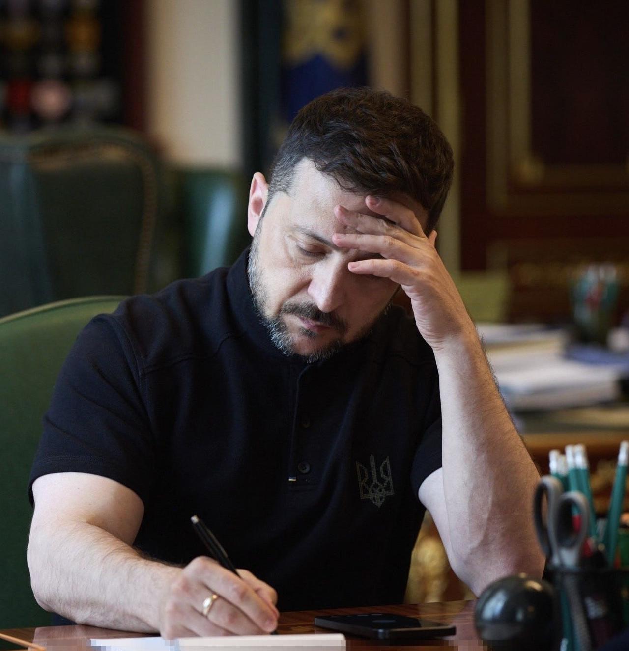 内部开始崩盘，从泽连斯基开始“杀鸡儆猴”，被勒令辞职，若拒绝将被“强行戴上手铐带