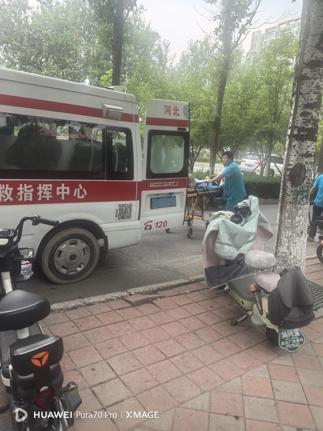 给这位快递小哥和这位热心的市民点赞！

刚刚在双金公园的公厕，一位老人如厕时不慎