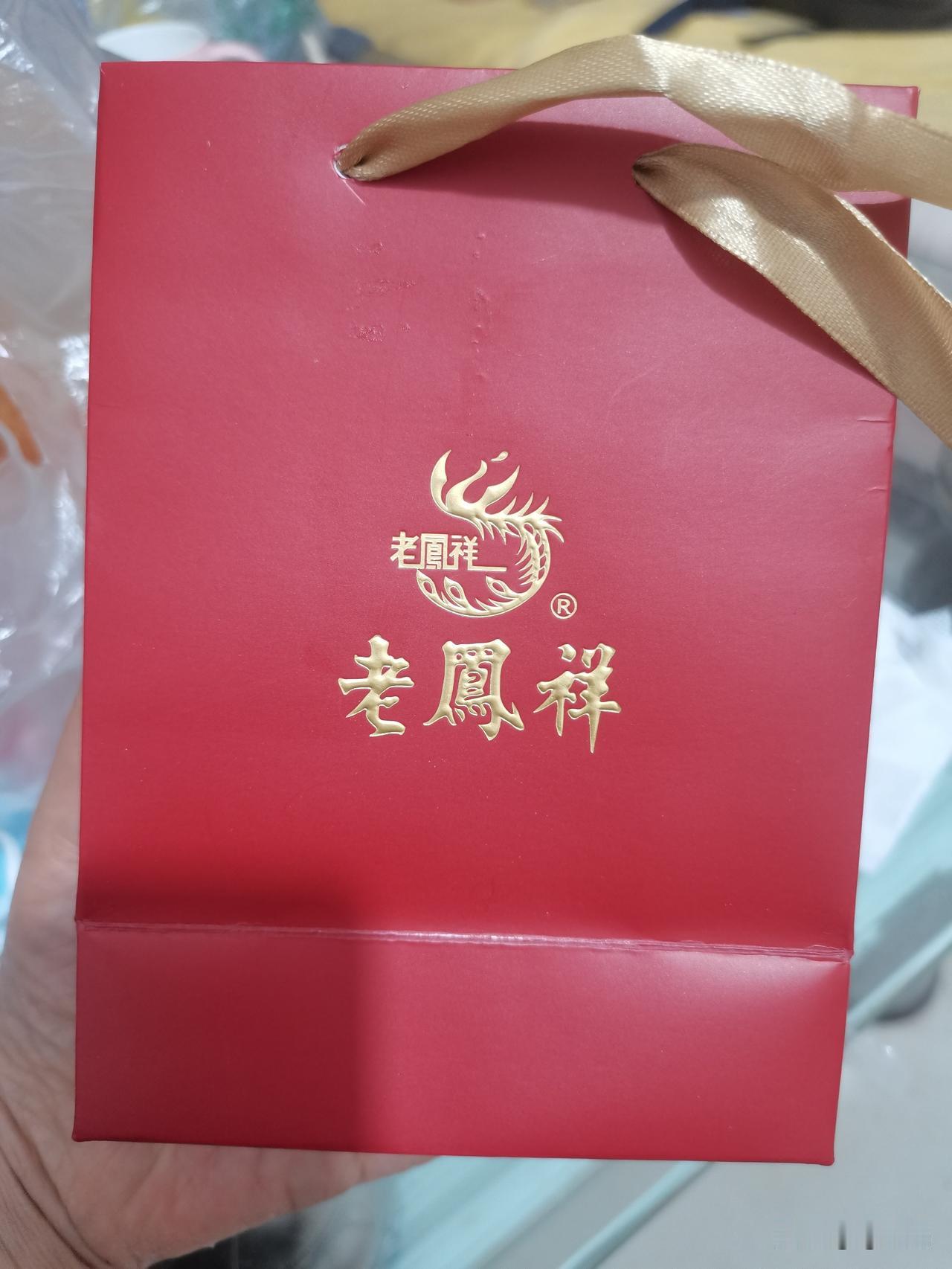 今天我是最幸福的女人
收到俺家大公主送的生日礼物啦
开心的不得了

三个孩子今天