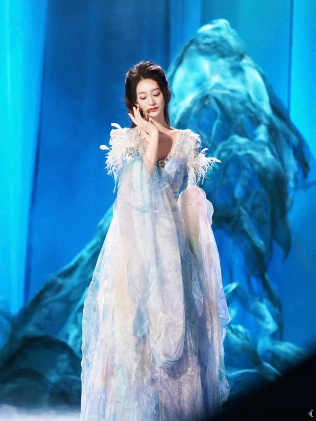 李小冉为谢娜还原心愿便利贴造型你好星期六闲聊时随口提起的演唱会，闺蜜牢牢记住，还