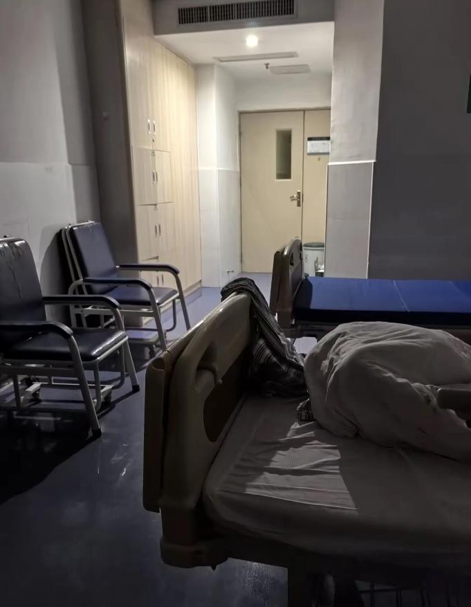 摊上了！天津河东，一脑梗男子住院第3天，竟然独自溜出病房，在医院大门口闲逛了整整