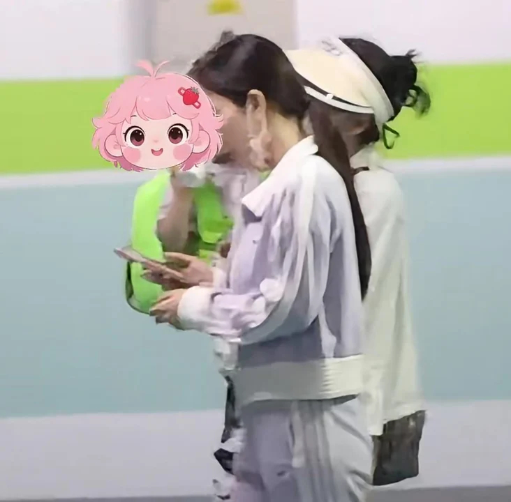 李小璐深陷二胎风波，出行时被意外拍到有小孩，难道甜馨当姐姐了？ 