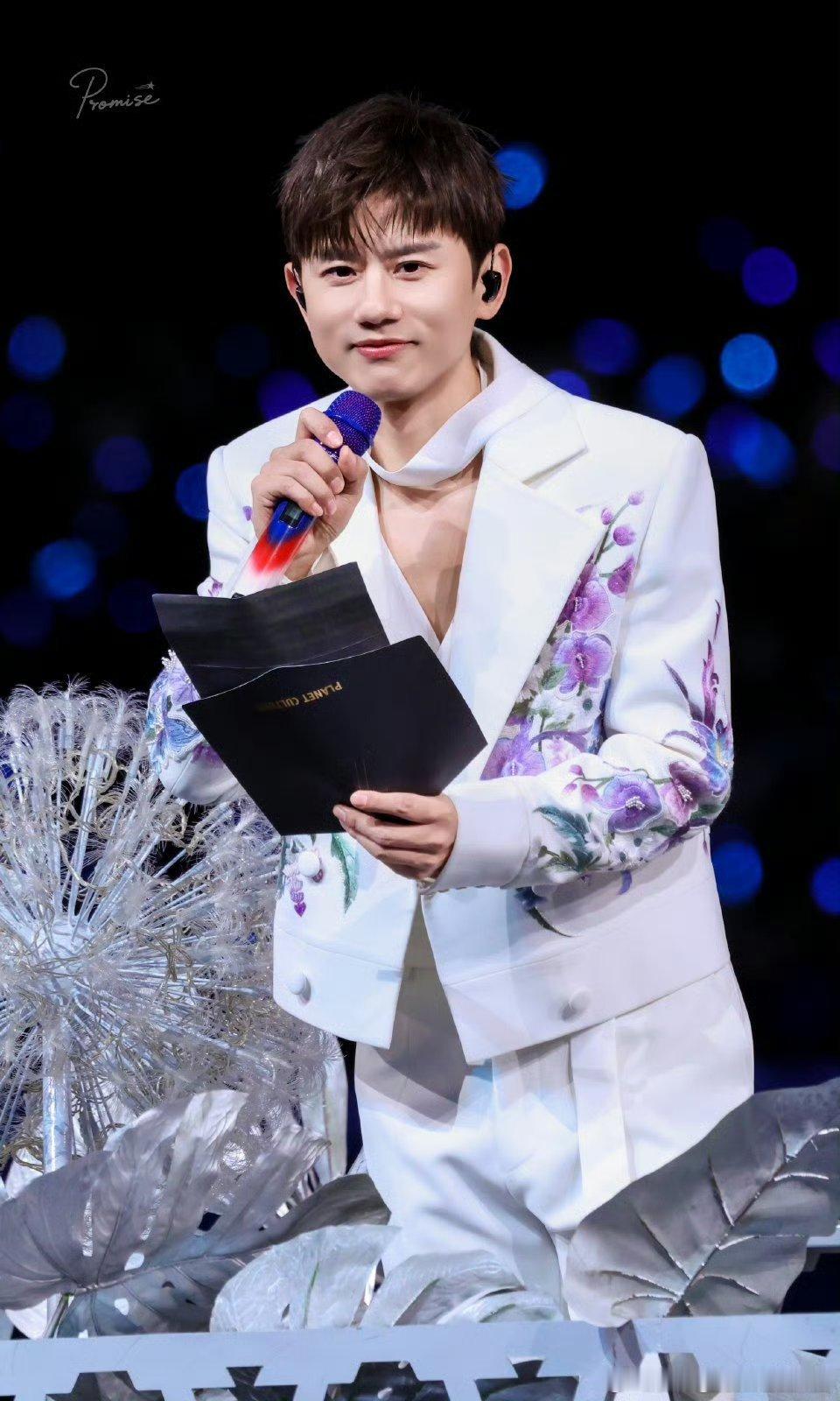 张紫宁听张杰唱仰望星空哭了谁懂啊!鸟巢星空下张杰唱《仰望星空》，唱到张紫宁红了眼