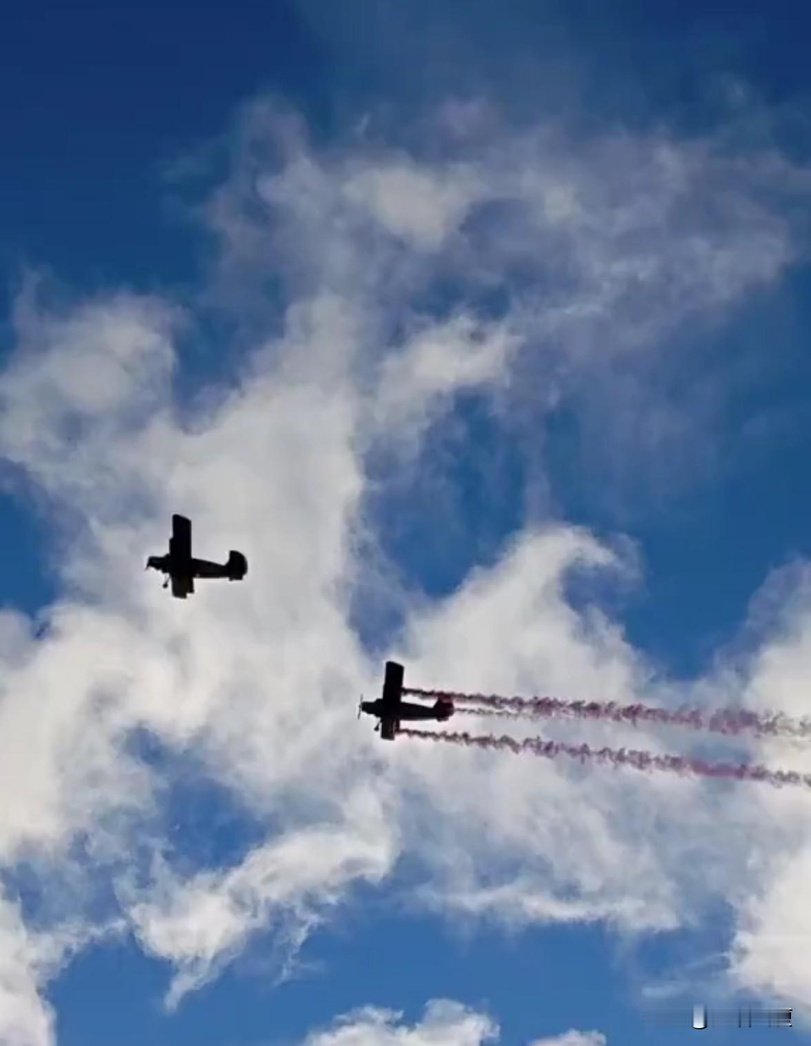 拉脱维亚“独立日”庆祝，他们将全体空军的飞机都拉出来了。

对，就两架双翼飞机，