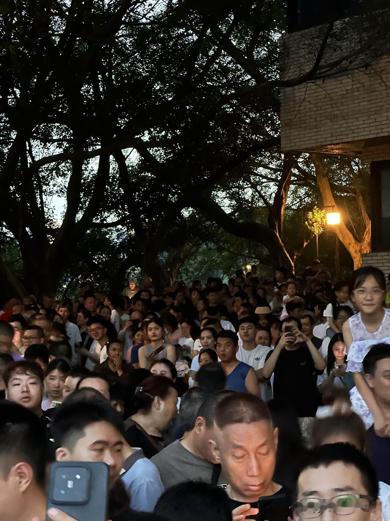 我要哭了！今晚8点45分，正式通知取消！重庆华岩寺打铁水，取消了！现场数万人，6