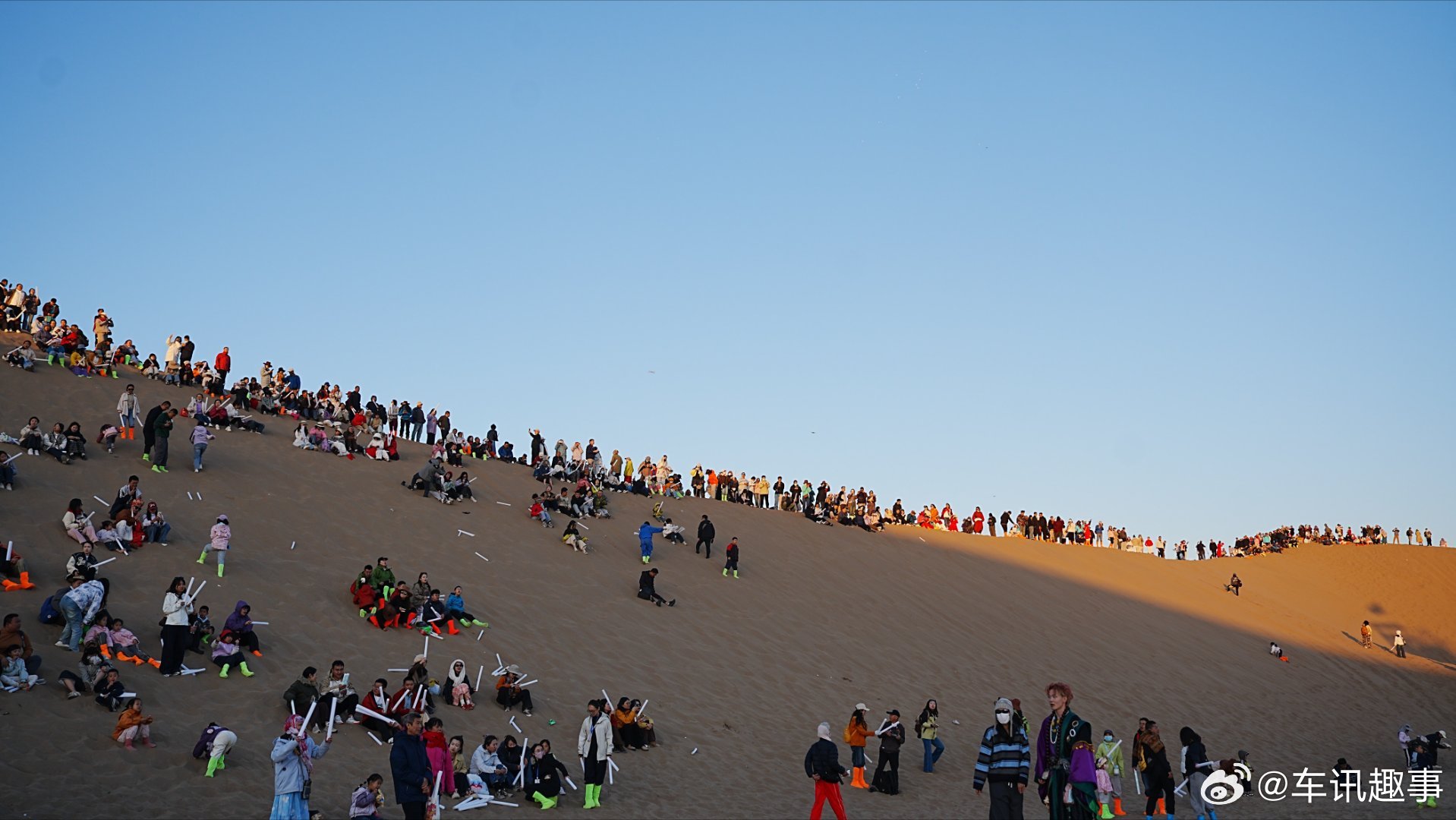 内蒙古额济纳的秋天专治班味 越野车在沙丘之间穿梭俯冲，失重感和刺激感拉满，尖叫过