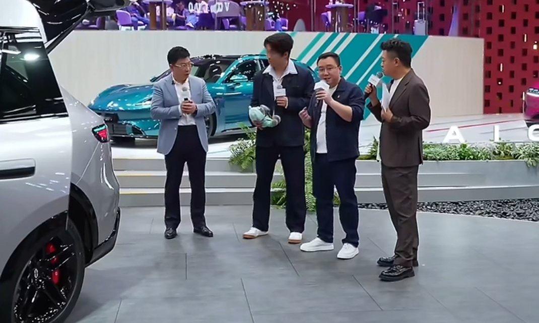 王天放现身北京车展展台哈哈哈哈哈，看了现场的视频，别说王天放了，我都想第一批拿车