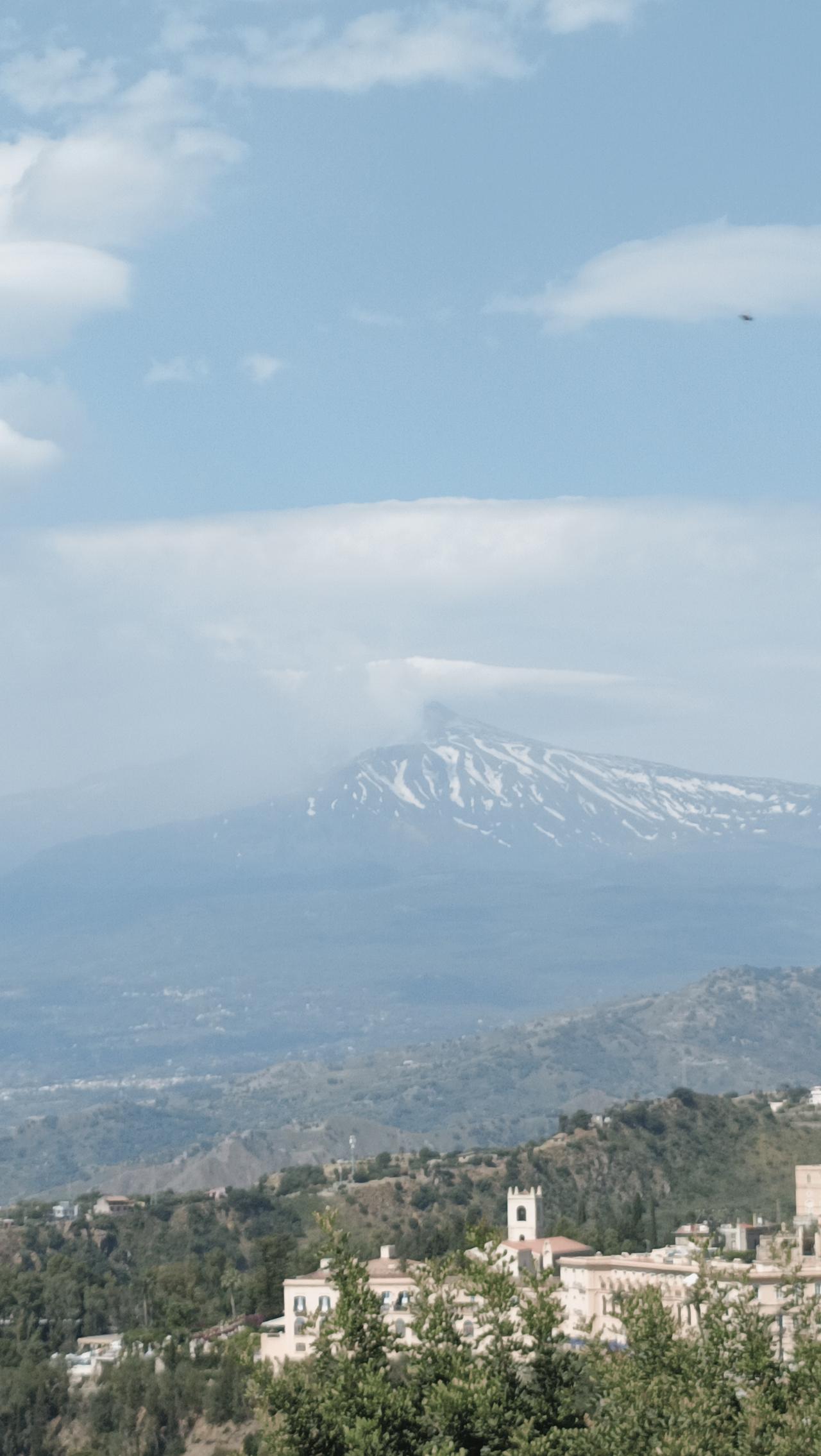 埃特纳火山可真是个“暴脾气”！它位于意大利西西里岛东岸，海拔3300多米，是欧洲
