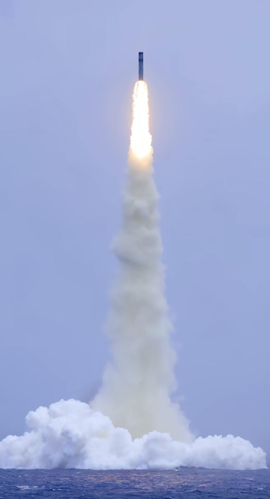 画面震撼公布！中国海军潜射战略导弹试射圆满成功
 
深海藏利剑，巨浪起长弓！官方