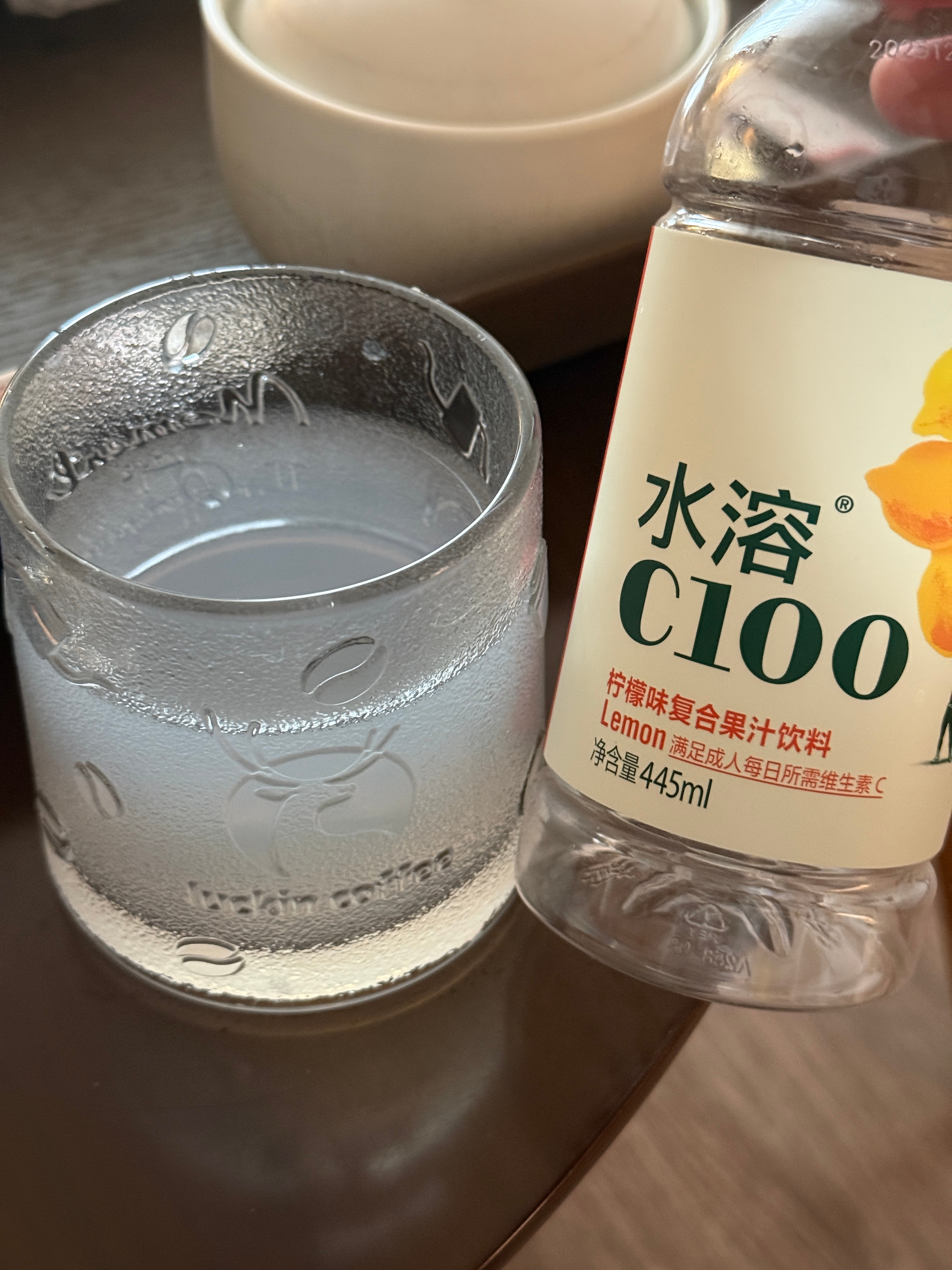 水溶 C100，我的喝法是一瓶饮料兑3/4瓶水，再加点冰块直接喝的话有点太浓了
