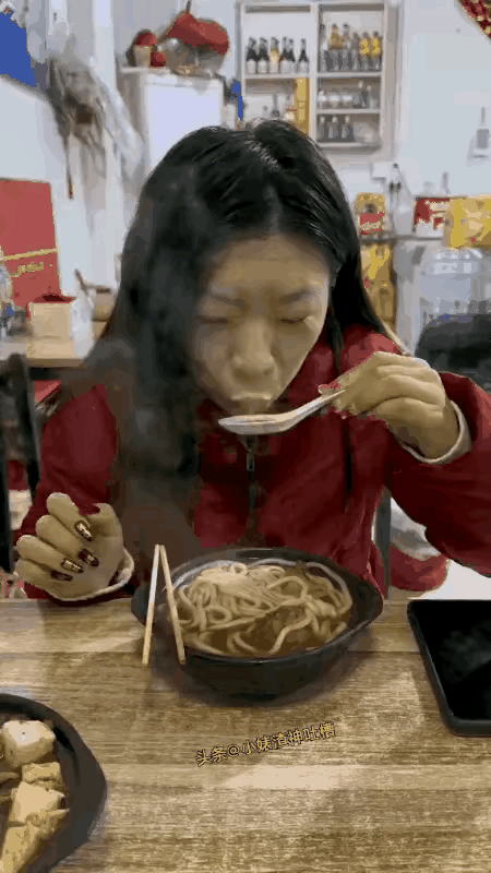 长得咋这么相似，难道人类进化还有另一支血脉？