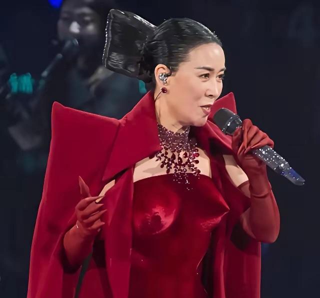 感觉这位投诉人应该年龄不大，这种舞台服装80，90后习以为常。当代年轻人见的少，