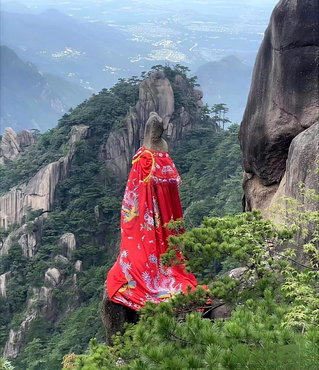 这也太缺德了
给这穿一身衣服
大半夜的能把人吓死 ​​​
