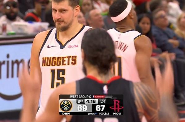 约基奇这小表情有点搞笑~

成功骗到亚当斯犯规之后，约老师一直斜眼盯着亚当斯，镜