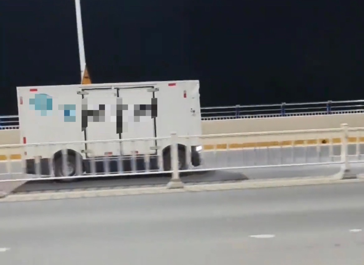 【玉林一辆无人配送车在道路上逆行行驶】6月12日晚，网友爆料称：玉林市一辆无人的