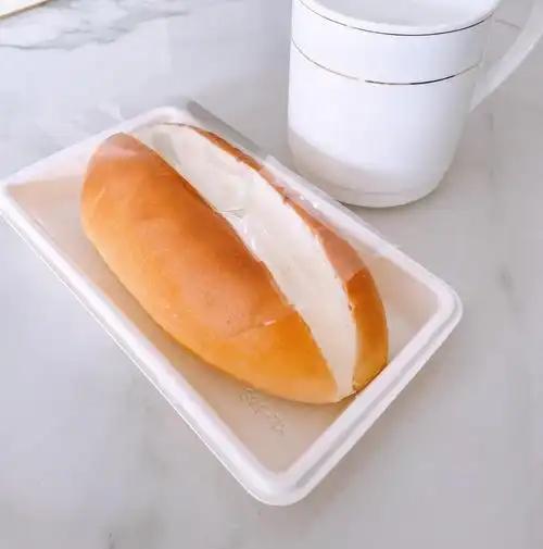 在繁忙的生活中，总有一处温暖你的角落。那里有香浓的咖啡，可口的面包，还有那抚慰人