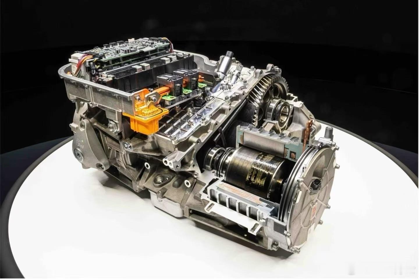 今天大家都在聊法拉利的这个「V8s」同构性布局电驱。直接是把工程样件剖开展示，没