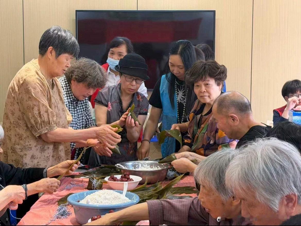 台州路桥粽叶飘香里藏着邻里最暖烟火气端午邻里乐，粽香寄温情，关怀暖老人。 