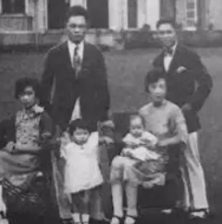 1947年，上海滩最后的贵族，大资本家郭标全家福，子女们衣着讲究，颜值比过明星。