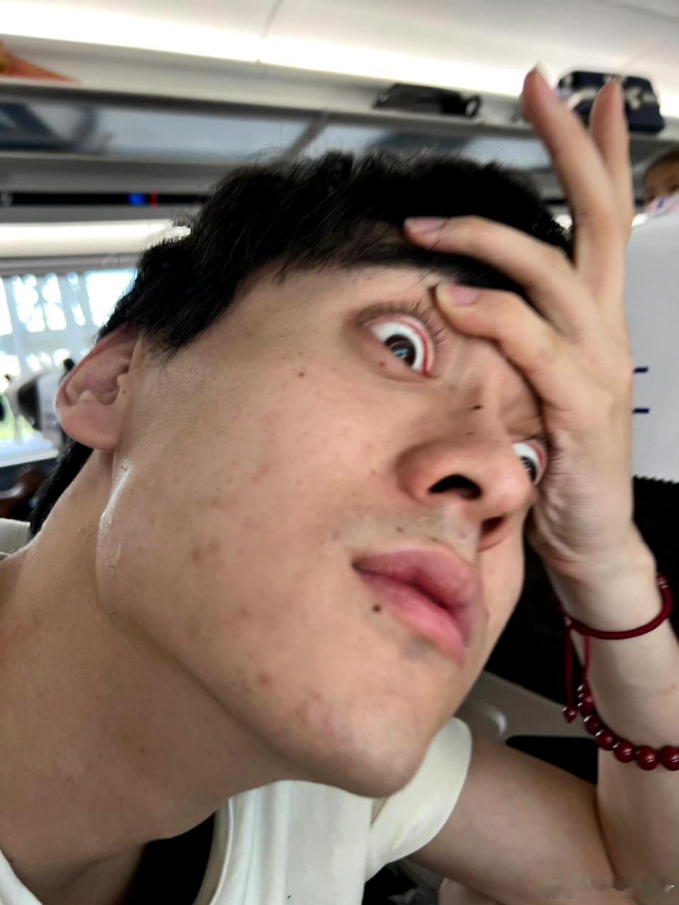 我是一团揉皱的纸 如果有人愿意抚平我 就会看见上面写着滚 