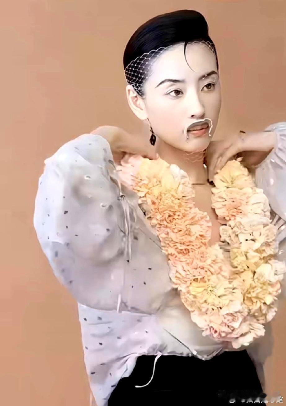 董洁新拍的大片真让人不舒服，甚至有网友直呼“这是什么服”。这造型，是长胡子了还是