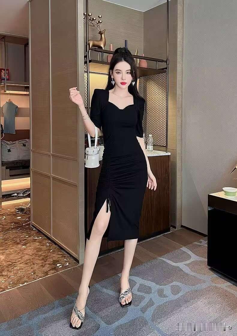 红妆美人倚，黑裙映芳姿。