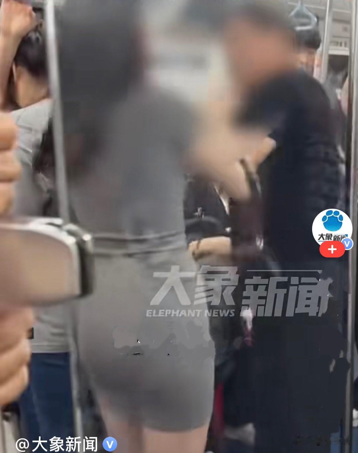 近日，陕西西安地铁里，一名年轻女生穿着包臀短裙体形姣好，女生察觉到不对劲，发现身
