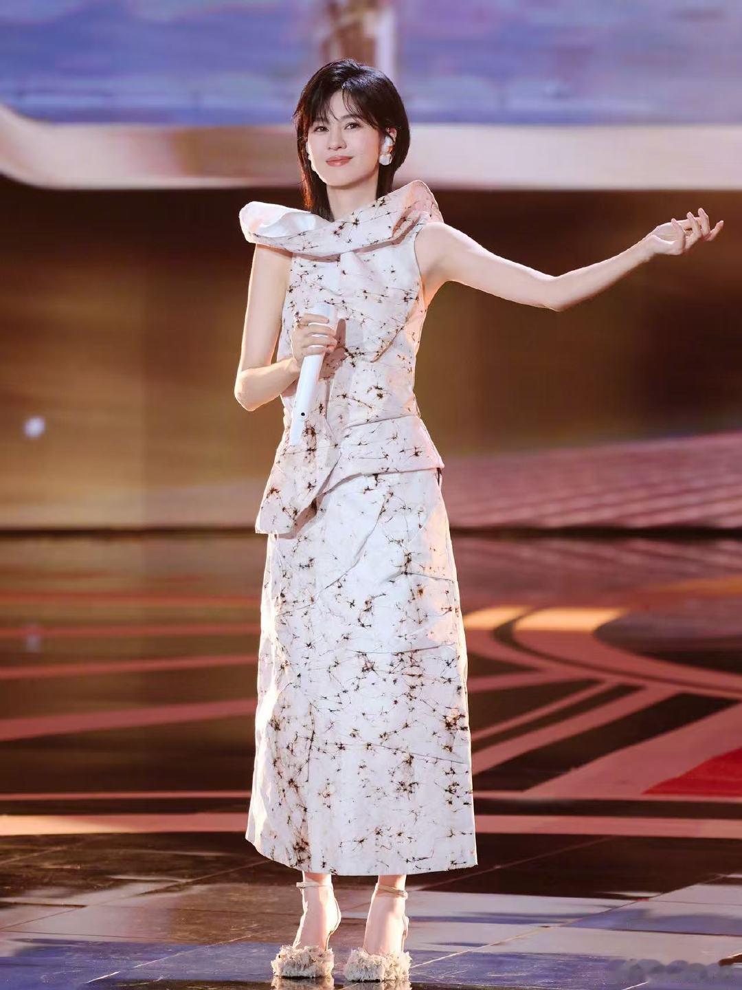 阿嬷主创被郁可唯唱感动了温柔唱腔消解岁月沧桑，方言演绎勾勒出阿嬷苦苦等候的模样，