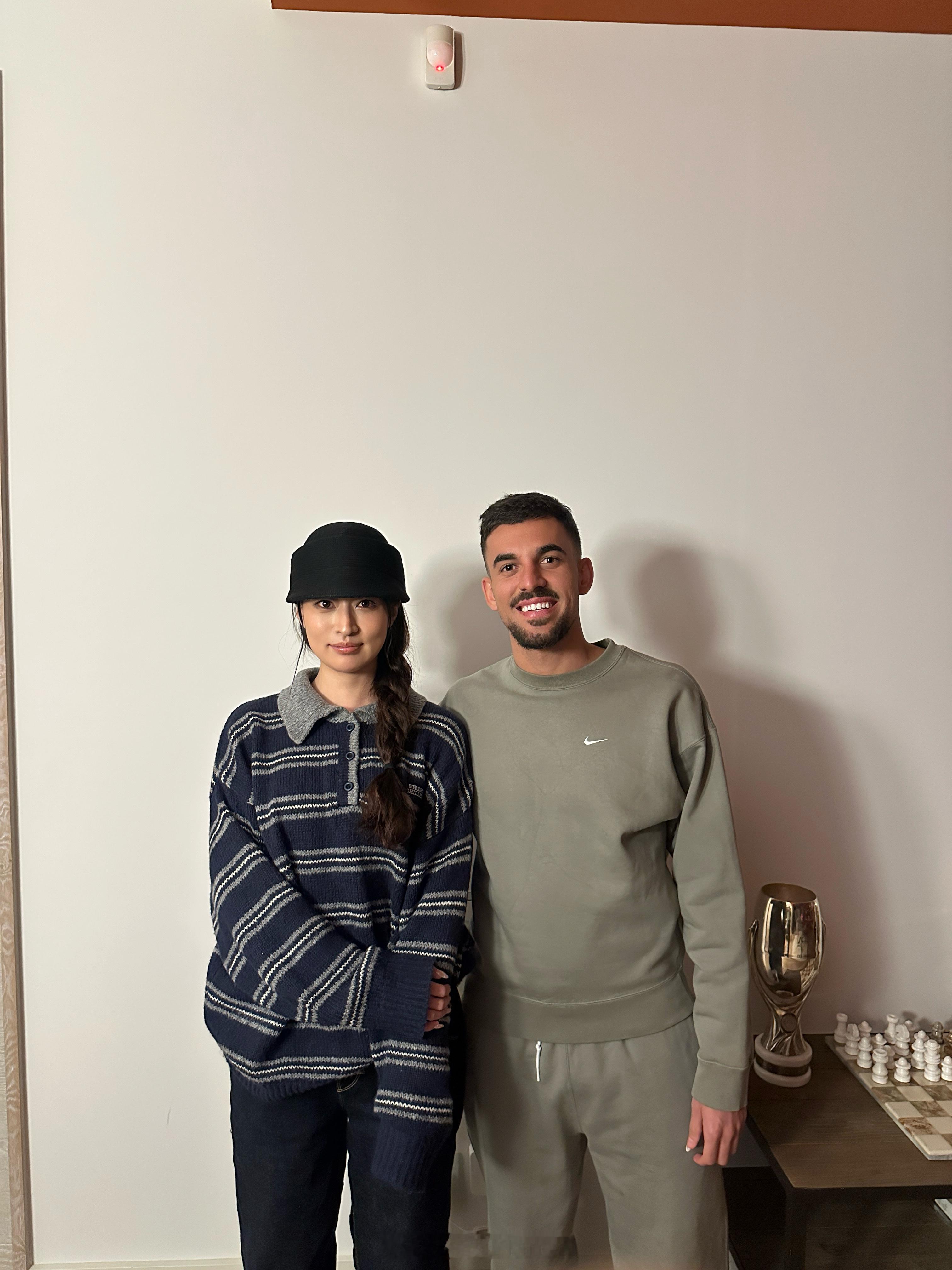 日子不好过也得过家访之旅来到了战狼塞巴略斯这里和别的球员住郊区独栋别墅不同，38