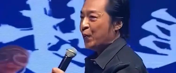 有网友猜测是整容失败，也有人认为是疾病导致的变化。但无论是什么原因，马景涛的变化