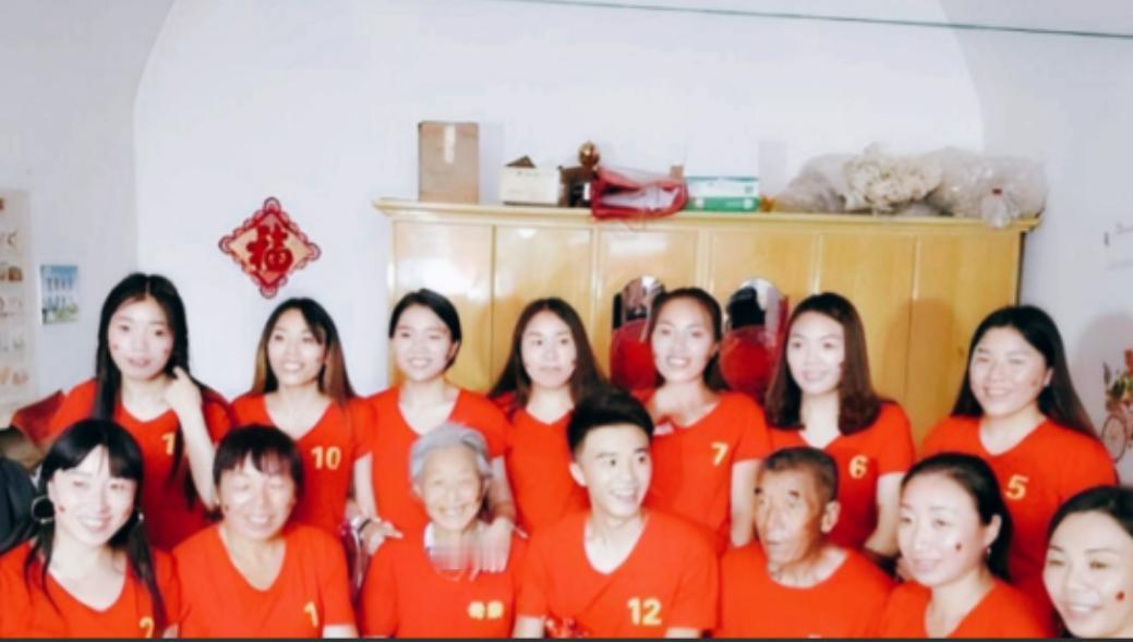 山西一对夫妻，生了11胎全是女儿，丈夫眼看妻子生不出儿子，无奈决定放弃，谁料，1