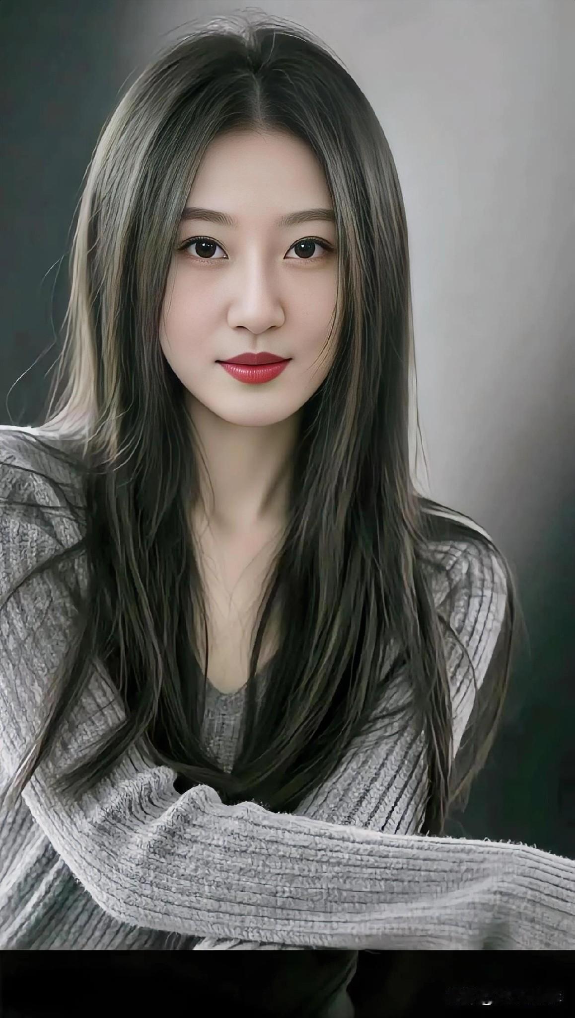 青丝垂肩，眸光含星。素衣拢臂，浅笑生暖。