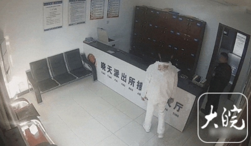 【#网逃人员到派出所开无犯罪记录证明# 当场被抓】自投罗网！一名网逃人员到舒城县