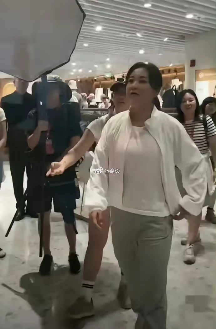 贾玲又回来了，不过很明显这是反弹了，估计已经有140斤了。  