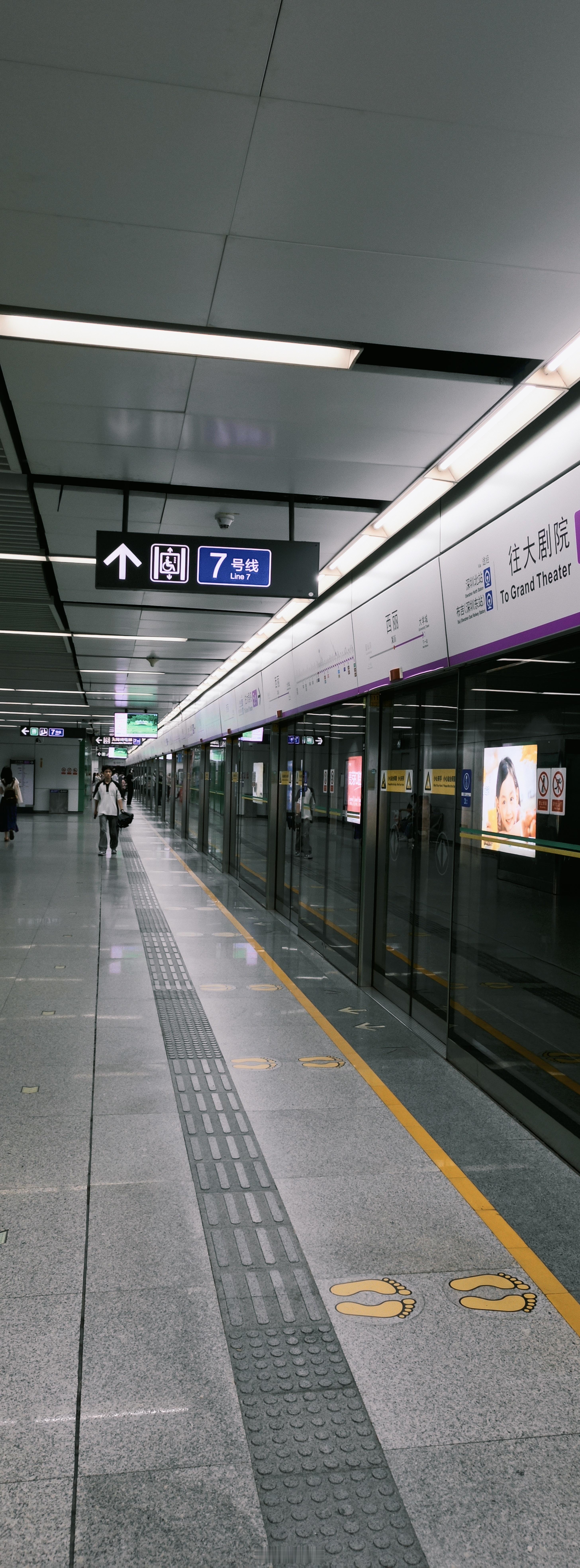 🚇晚高峰后的地铁，是城市的喘息。 