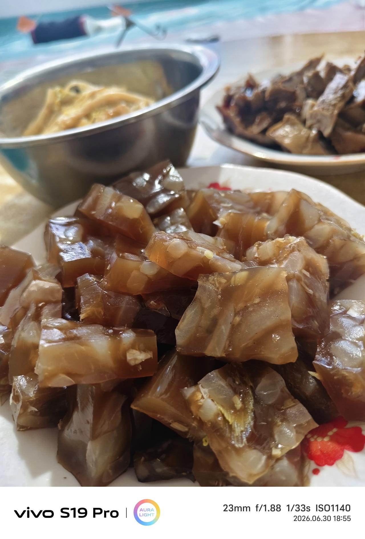 猪皮冻，友友们爱吃吗？自己熬的，我感觉好吃，就是太费事，但是如果时间允许的话我愿