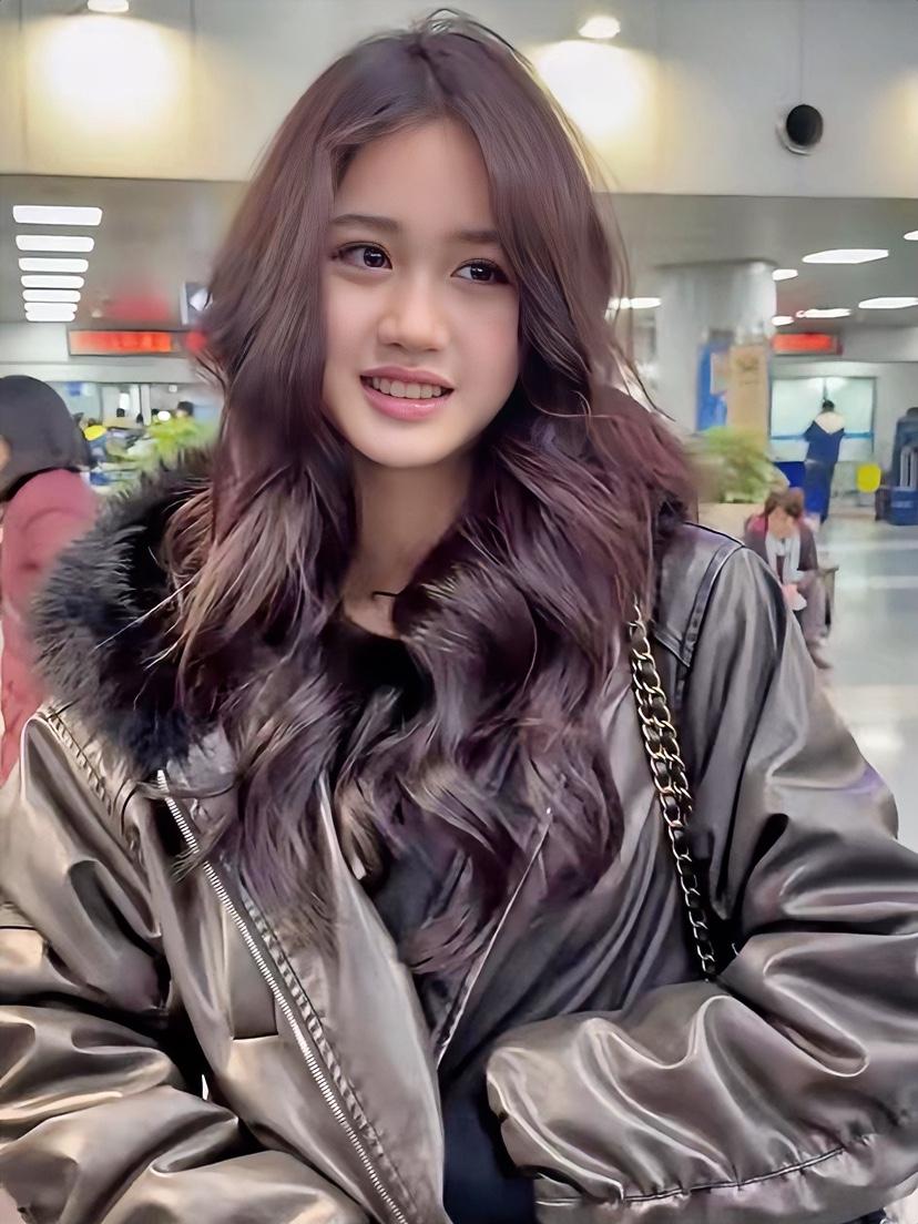 钟丽缇的二女儿是‌张思捷‌（英文名：‌Jaden‌），出生年份‌：2008年（截