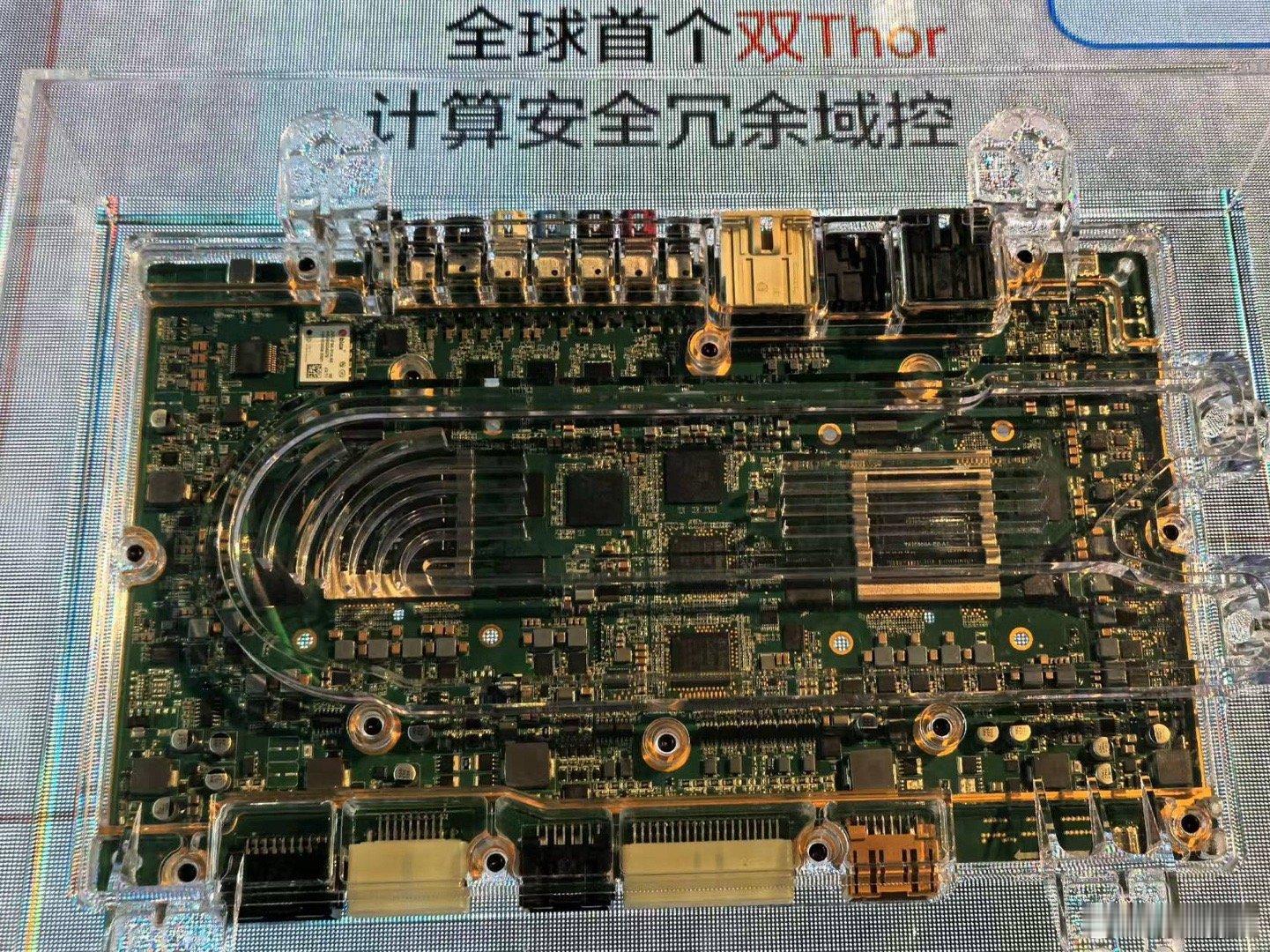 吉利血统就是稳，极氪9X的辅助驾驶用上两片Thor做了个冗余设计，万一有一片出问