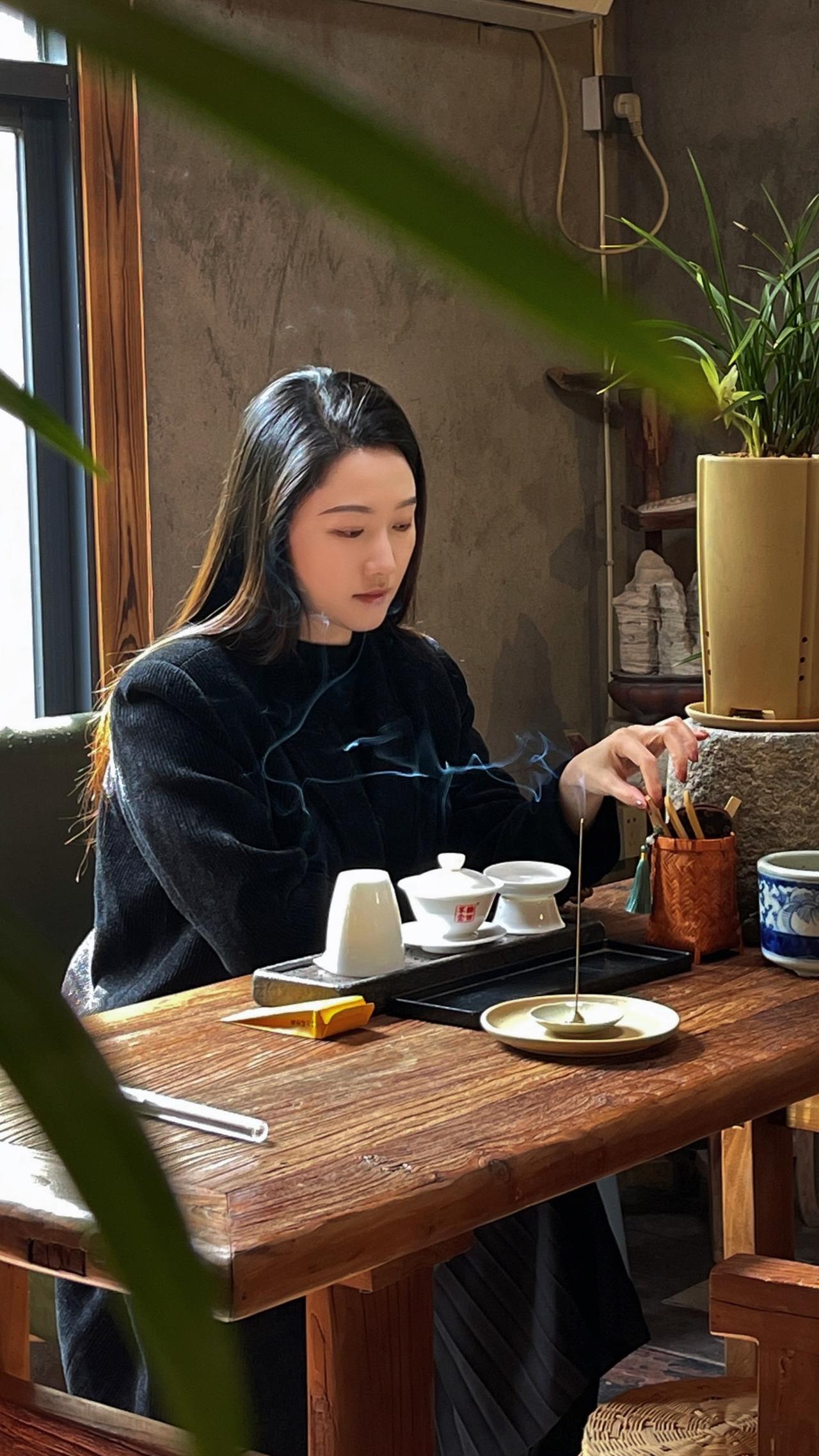 清茶慰岁月，静坐听香燃。
借一缕青烟，许一世安暖。