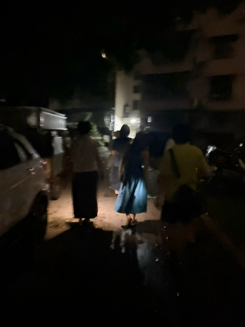 今天在健身房玩儿了两个小时 超级超级爽和朋友们喝酒聊八卦 回家把明天想吃的粥泡上