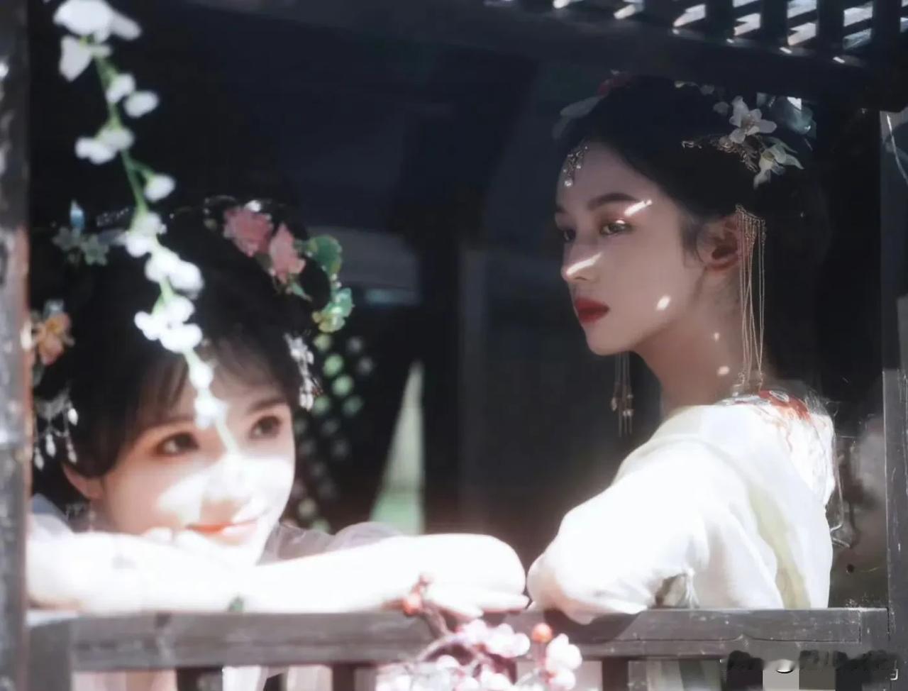 她真的好适合冷脸喔

其实她比较合适恶女角色

不知道为啥老让她演甜美的角色呢[