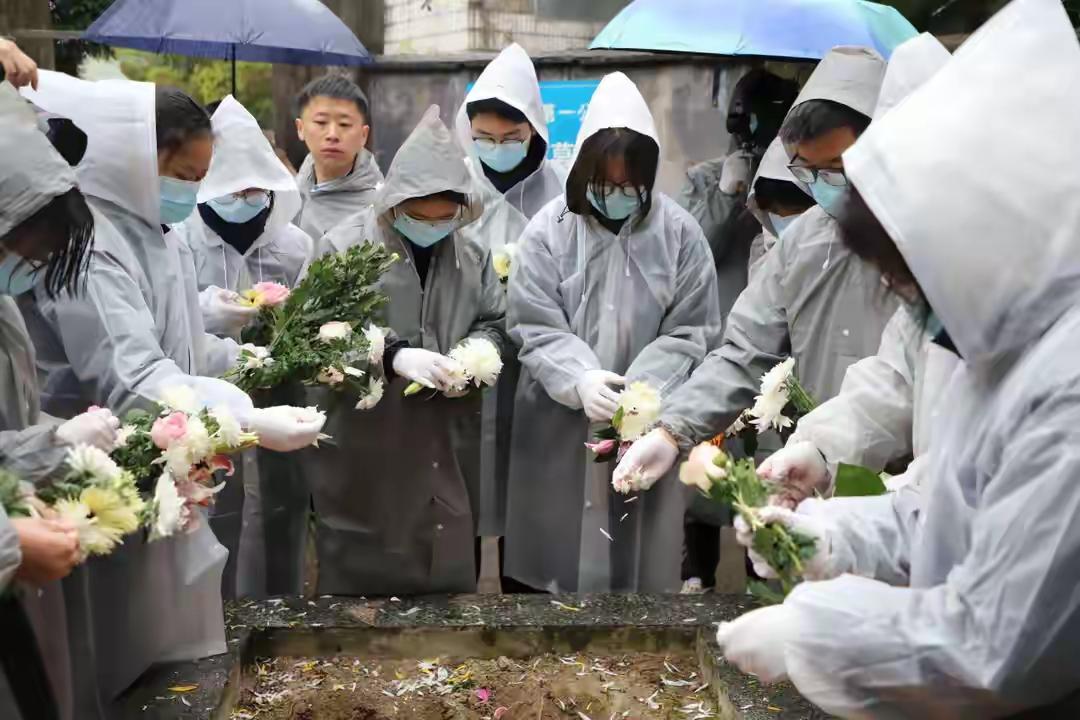 余姚四中的20名高中生在老师钱剑波带领下，又一次来到墓园，将54个骨灰袋小心放入