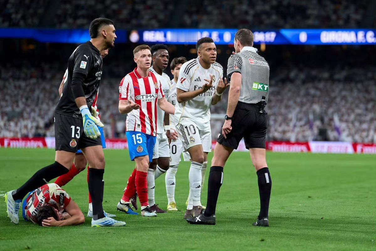 皇马1比1赫罗纳世体：皇马主场被嘘爆！伯纳乌开最大音量播队歌压不满！据《世界体育