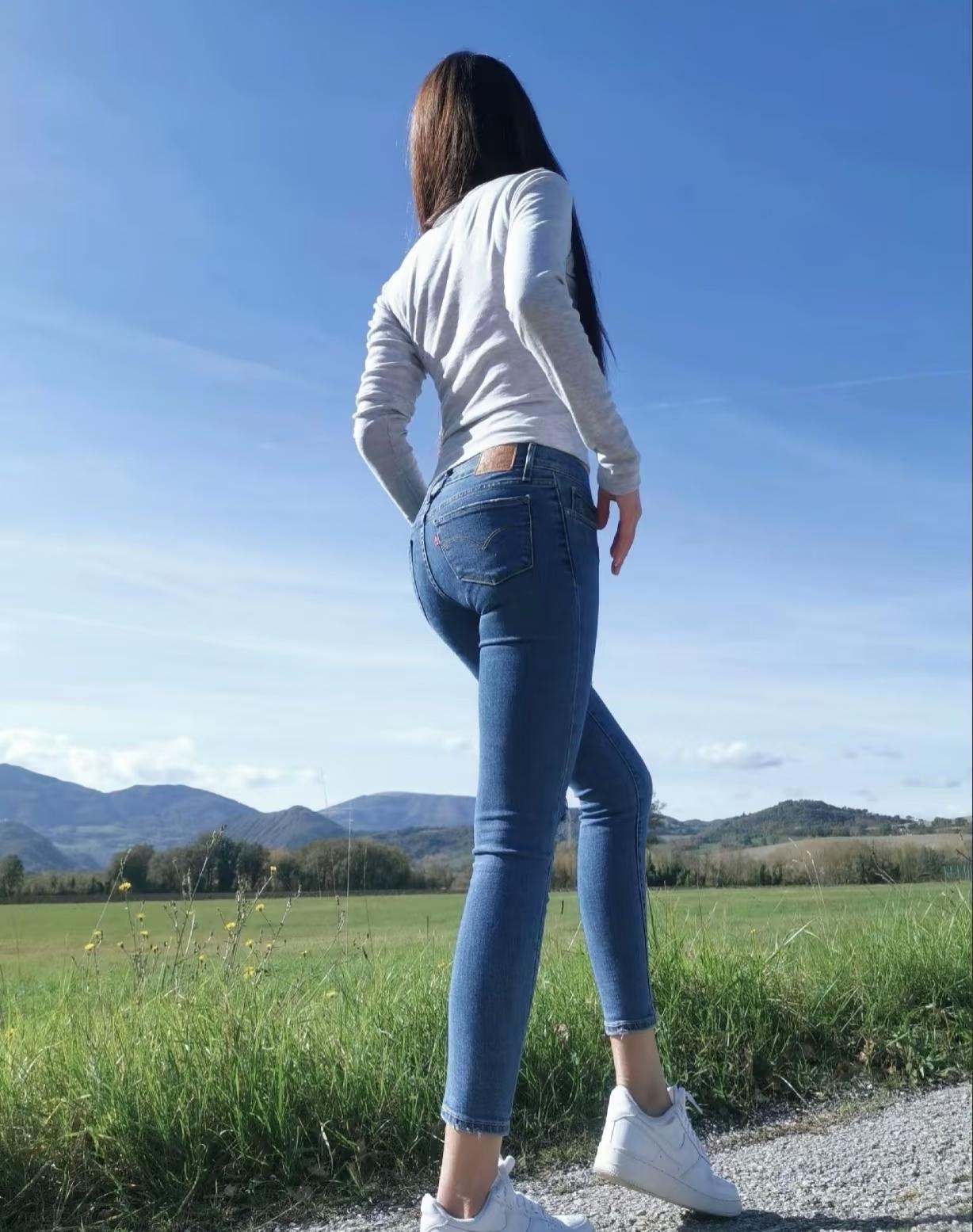 痛苦是因为活在了昨天，
焦虑是因为活在了未来
我们总陷在情绪的旋涡里难以挣脱：纠