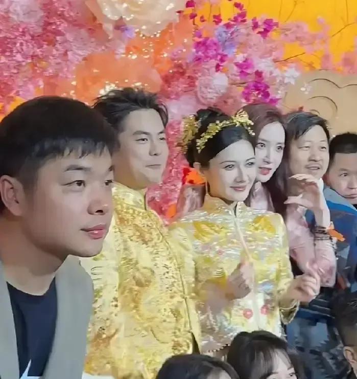 婚礼现场，光伏巨头对着奶茶少东家说：这不是联姻，是并网发电。
红金配色不是炫富。