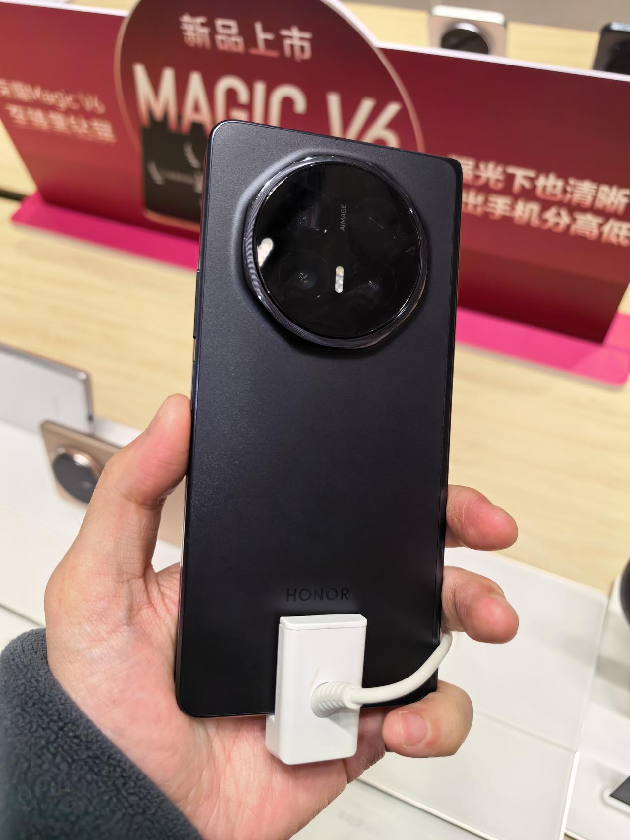 荣耀 Magic V6 我讲讲我的三个最关注的[星星眼]
一是自研至臻黑钻屏，突