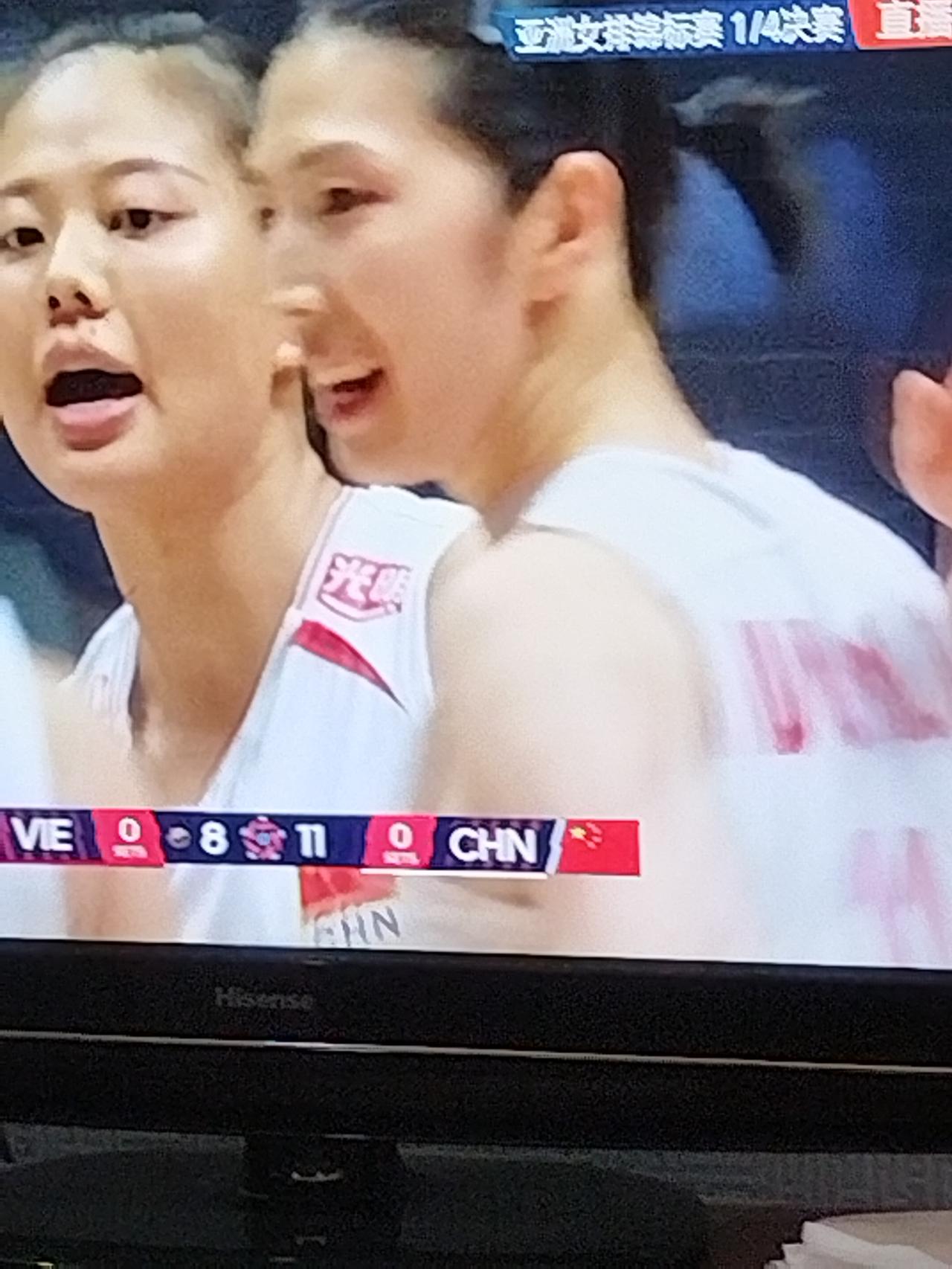 今天晚上中国女排3:0战胜了越南队，挺进女排亚锦赛四强。
虽然是3:0取胜，但中